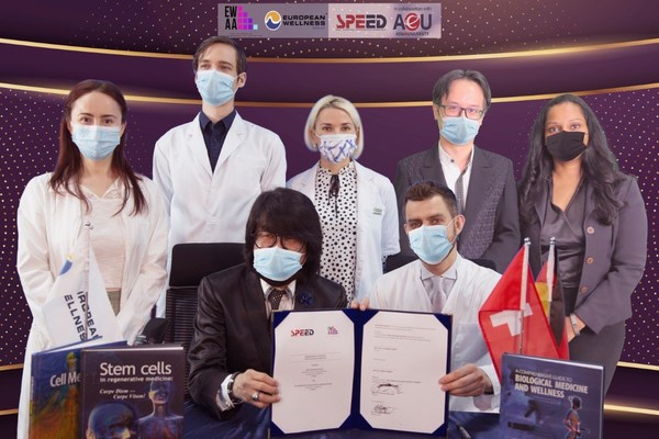陳革成教授和Volodmyr Chernykh醫生手持簽署好的協議備忘錄與EWAA教育工作者合影。
