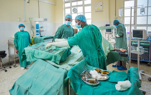 Physicians and nurses in the Jhpiego-led Obstetric Safe Surgery (OSS) Project in Kenya prepare for a C-section at Makueni County Referral Hospital, one of five hospitals participating in the skills-strengthening and mentorship program aimed at reducing maternal and newborn deaths. Physicians and nurses in the Jhpiego-led Obstetric Safe Surgery (OSS) Project in Kenya prepare for a C-section at Makueni County Referral Hospital, one of five hospitals participating in the skills-strengthening and mentorship program aimed at reducing maternal and newborn deaths.