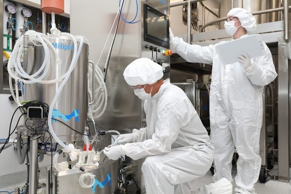 Merck scientists operating a 200 L Mobius® Single-Use Bioreactor using the VirusExpress® 293 Adeno-Associated Virus Production Platform at the company's facility in Carlsbad, California. Merck scientists operating a 200 L Mobius® Single-Use Bioreactor using the VirusExpress® 293 Adeno-Associated Virus Production Platform at the company's facility in Carlsbad, California.