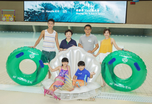 宏利香港及澳門首席客戶總監劉錦珠（左一）及海洋公園公司行政總裁黃嗣輝（右一）一同為水上樂園的「人魚水上嘉年華」揭幕。
