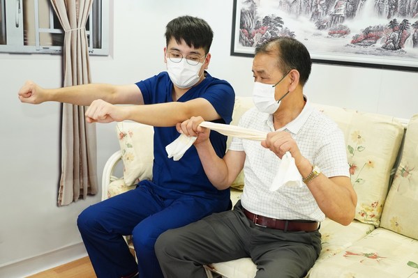「耆青連心樂融融計劃」將有超過1,000名港大醫學院護理學院學生提供心理介入和行為指導服務，協助提高長者的生理、心理健康及社會適應力。