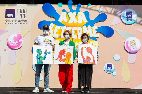 AXA安盛亞洲和非洲區行政總裁韋國敦(左) 、AXA安盛中國大陸、香港及澳門行政總裁尹玄慧(右)及 AXA安盛品牌大使鄭秀文(中)在開幕禮上進行即興藝術創作，畫出自己喜愛的活動， 鼓勵大眾在忙碌生活中不忘紓壓，做自己喜愛的事，活出健康BetterMe。