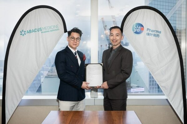 Abacus Medicine Pharma Services亞洲有限公司總經理William Van與綠葉製藥（國際）亞太區商務總監蕭幸偉簽署Lurbinectedin香港分銷服務協議，用於「指定患者藥物使用計劃」