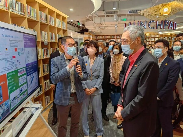百吉生物首席商務官周永暉向李顯龍總理一行等來訪領導匯報